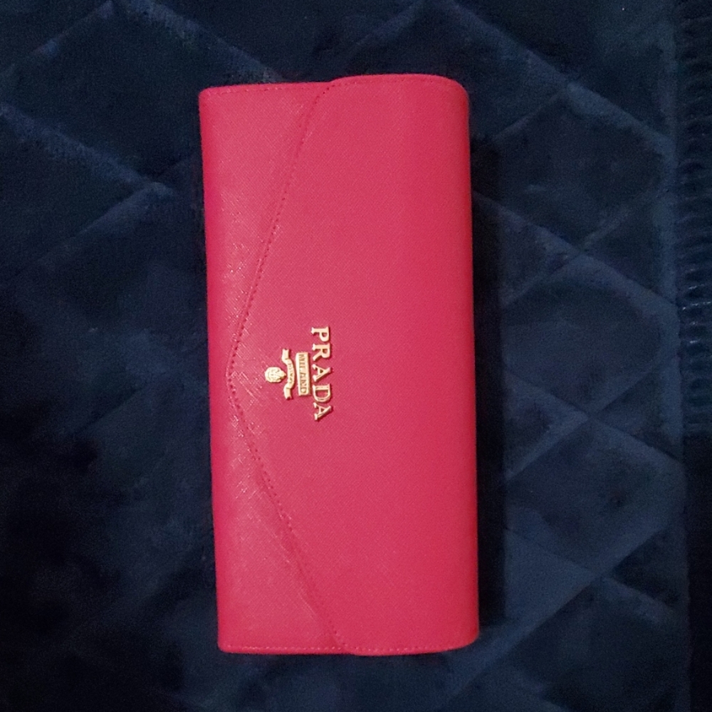 Prada purse . - Picture 2 of 7